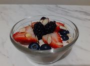 Una foto de postres con zarzamora