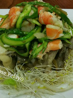 Una foto de Revuelveto de tallarines de espárragos verdes con setas y gambas
