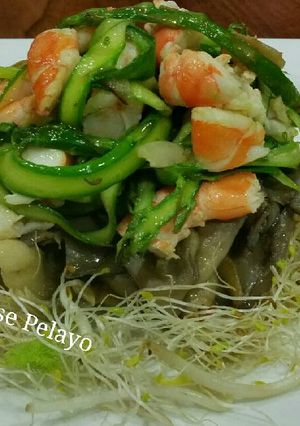 Una foto de Revuelveto de tallarines de espárragos verdes con setas y gambas