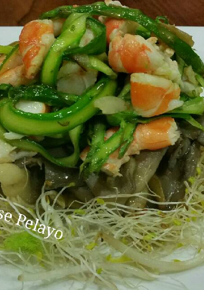 Una foto de Revuelveto de tallarines de espárragos verdes con setas y gambas
