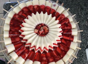 Una foto de Gelatina de horchata con fresa y fresas naturales 🍓