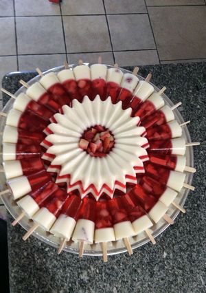 Una foto de Gelatina de horchata con fresa y fresas naturales 🍓