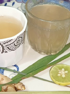 हर्बल लेमन ग्रास टी (herbal lemongrass tea recipe in Hindi) रेसिपी मुख्य फोटो