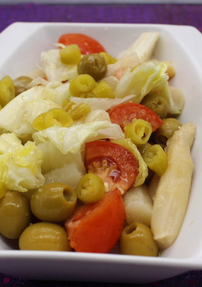 Una foto de Ensalada de espárragos y guindilla