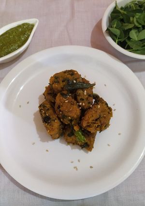 મેથી અને દુધી ના મુઠીયા (Methi Dudhi Muthia Recipe In Gujarati) રેસીપી મુખ્ય ફોટો