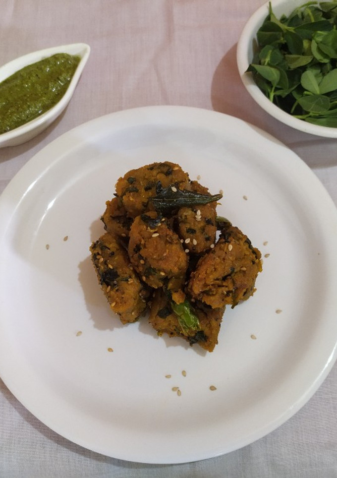મેથી અને દુધી ના મુઠીયા (Methi Dudhi Muthia Recipe In Gujarati) રેસીપી મુખ્ય ફોટો