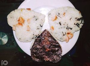 Hình của món Cơm nắm rong biển hình trái tim.