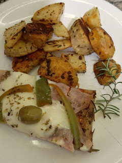 Una foto de Matambre a la pizza con papas y batata al horno