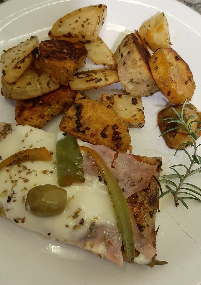 Una foto de Matambre a la pizza con papas y batata al horno