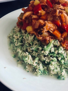 Una foto de Cuscús de brócoli con salteado de verdura y pollo