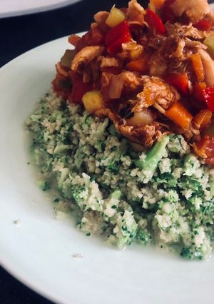 Una foto de Cuscús de brócoli con salteado de verdura y pollo