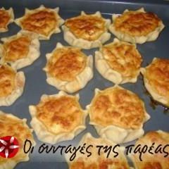 A picture of Easter lihnarakia (sweet cheese pies).