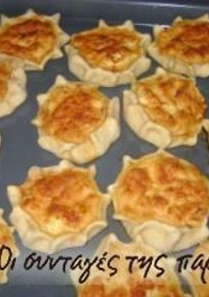 A picture of Easter lihnarakia (sweet cheese pies).