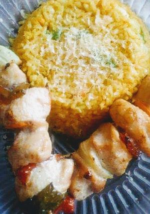 Una foto de Brochetas de Pollo con Arroz Amarillo relleno🇦🇷❤️