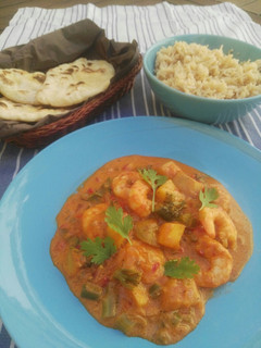 Una foto de Curry rojo de langostinos y mango con arroz jazmín