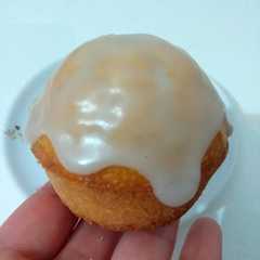 Una foto de Muffins de pomelo rosado y coco