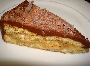 Una foto de GENOISE DE MANZANA CON GLASEADO DE CHOCOLATE. JON STYLE