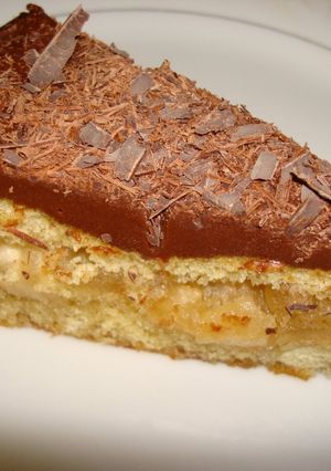 Una foto de GENOISE DE MANZANA CON GLASEADO DE CHOCOLATE. JON STYLE