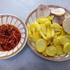 A picture of Fried yam & potatoes with pepper sauce.