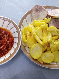 A picture of Fried yam & potatoes with pepper sauce.