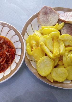 A picture of Fried yam & potatoes with pepper sauce.