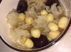 Hình của món Chè hạt sen táo tàu nấm tuyết.