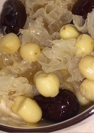 Hình của món Chè hạt sen táo tàu nấm tuyết.