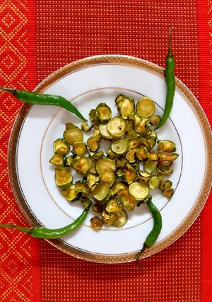 খোসা সহ পটলের মুচমুচে ভাজা রেসিপির প্রধান ছবি