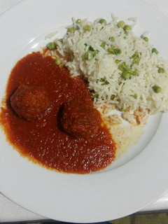 Una foto de Albóndigas con arroz blanco
