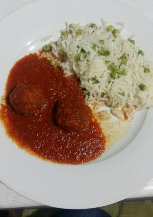 Una foto de Albóndigas con arroz blanco