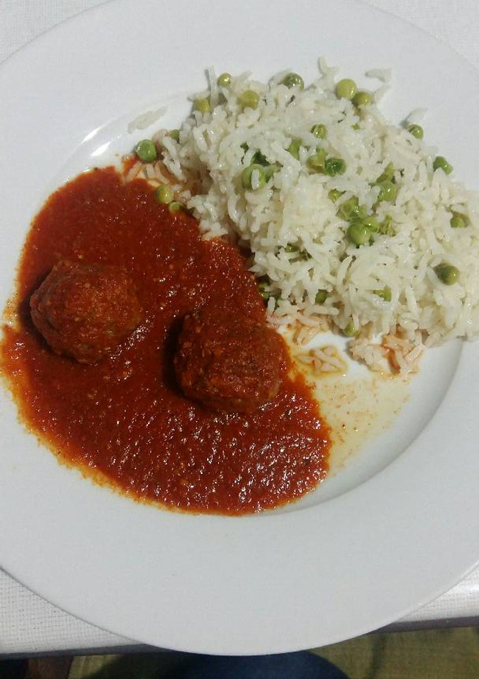 Una foto de Albóndigas con arroz blanco