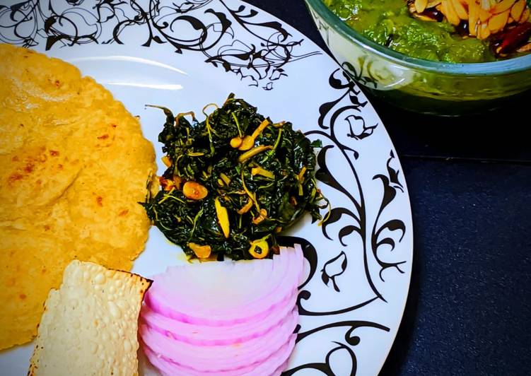 Lasooni palak with makke di roti