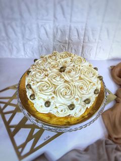 صورة لوصفة تورتة الورود بموس الشوكولاتة البيضاء 🤍