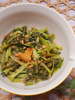 Hình của món Rau cần nước xào tóp mỡ.