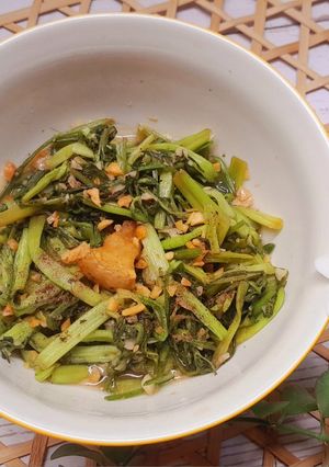 Hình của món Rau cần nước xào tóp mỡ.