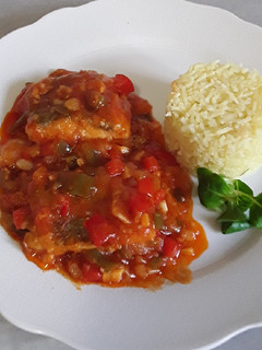 Una foto de Bacalao con tomate y pimiento