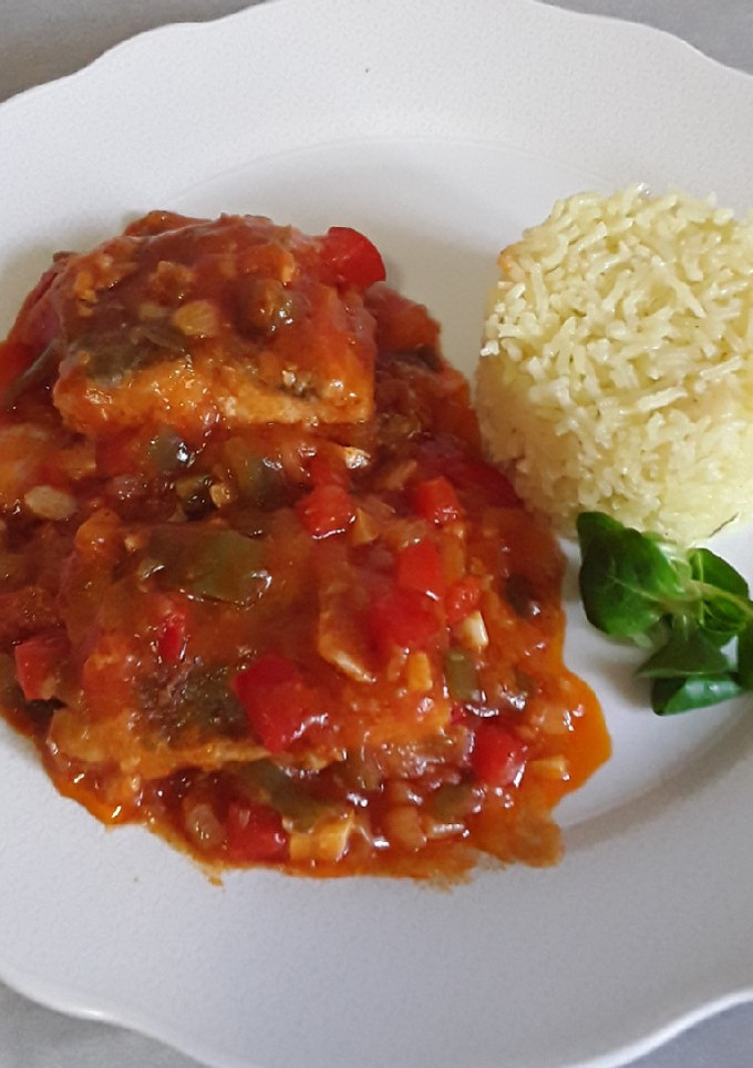 Una foto de Bacalao con tomate y pimiento