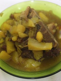 Una foto de Cocido de judías pintas con carne y verduras