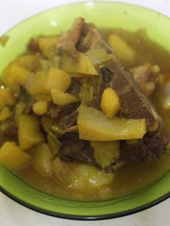 Una foto de Cocido de judías pintas con carne y verduras