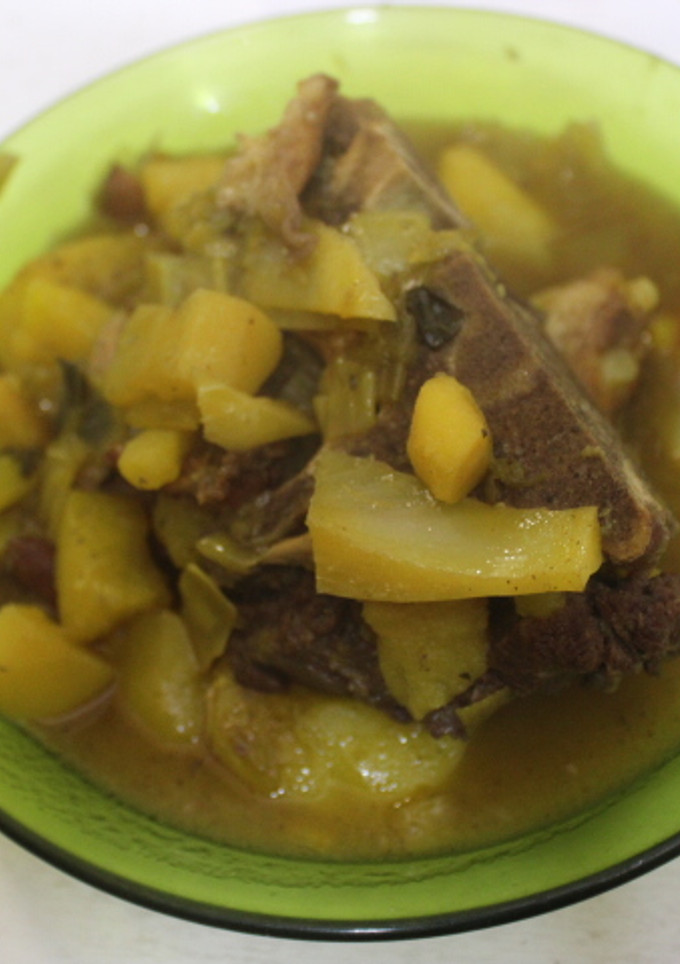 Una foto de Cocido de judías pintas con carne y verduras