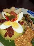 Nasi kuning sambal manis dan ikan bakar merica