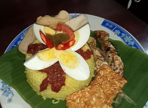 Foto resep Nasi kuning sambal manis dan ikan bakar merica