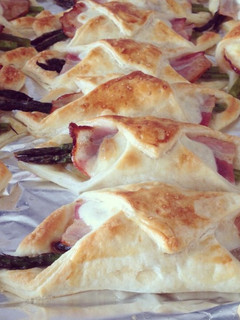 Una foto de Saquitos de hojaldre con verdura, bacon y queso