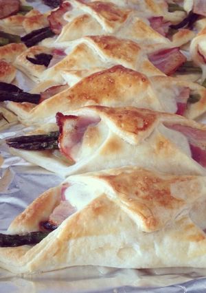 Una foto de Saquitos de hojaldre con verdura, bacon y queso