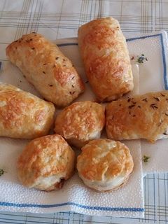 Leveles tésztába tekert sajtos mustáros és majonézes virsli recept fotója