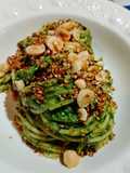 Spaghetti alla crema di spinaci con tahina e nocciole