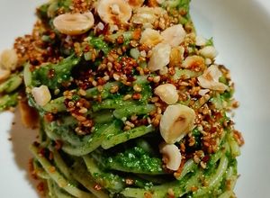 Foto di Spaghetti alla crema di spinaci con tahina e nocciole