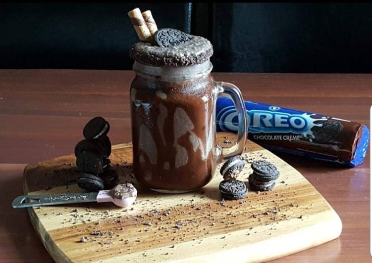 Simple Way to Make Any-night-of-the-week Oreo Chocolate Brownie Milshake