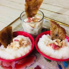 A picture of Apple Rabri with Malpua.