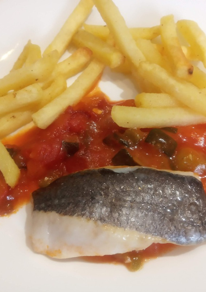 Una foto de Lomos de merluza con pisto y patatas fritas Exprés
